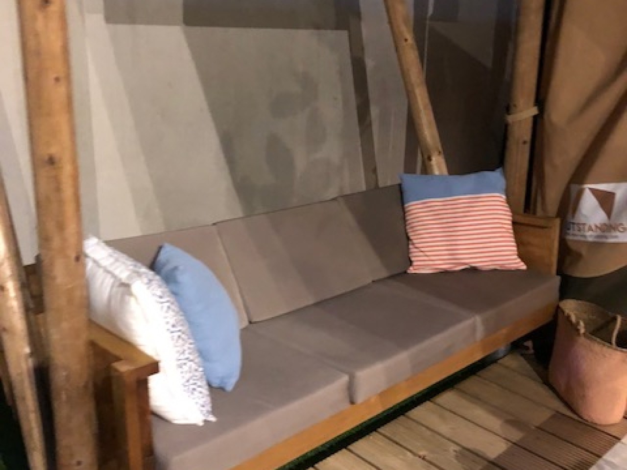 Compleet ingerichte 6-persoons safaritent met sanitair