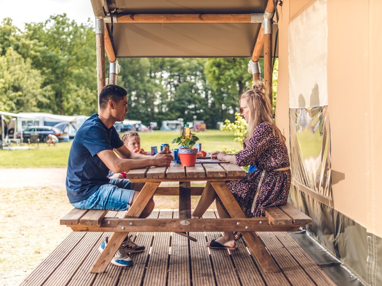 Compleet ingerichte 6-persoons safaritent met sanitair