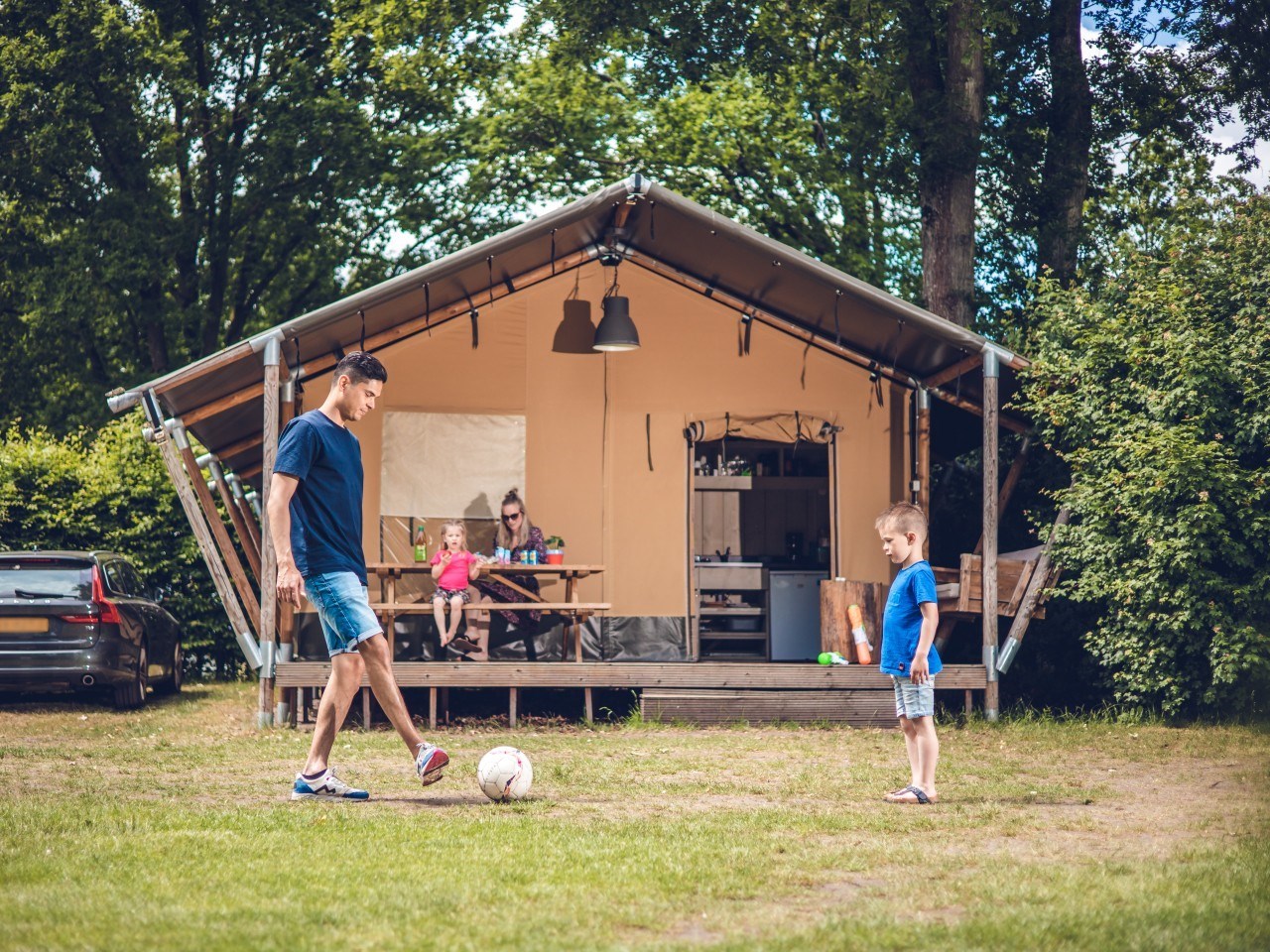 Compleet ingerichte 6-persoons safaritent met sanitair