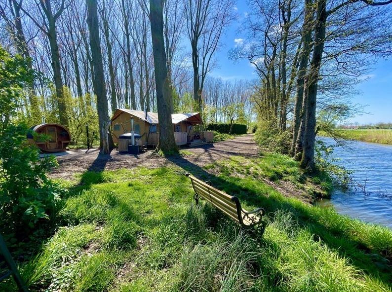 Wellness Glampingtent met hout gestookte hottub, sauna en buitendouche