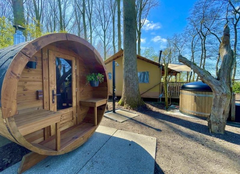 Wellness Glampingtent met hout gestookte hottub, sauna en buitendouche