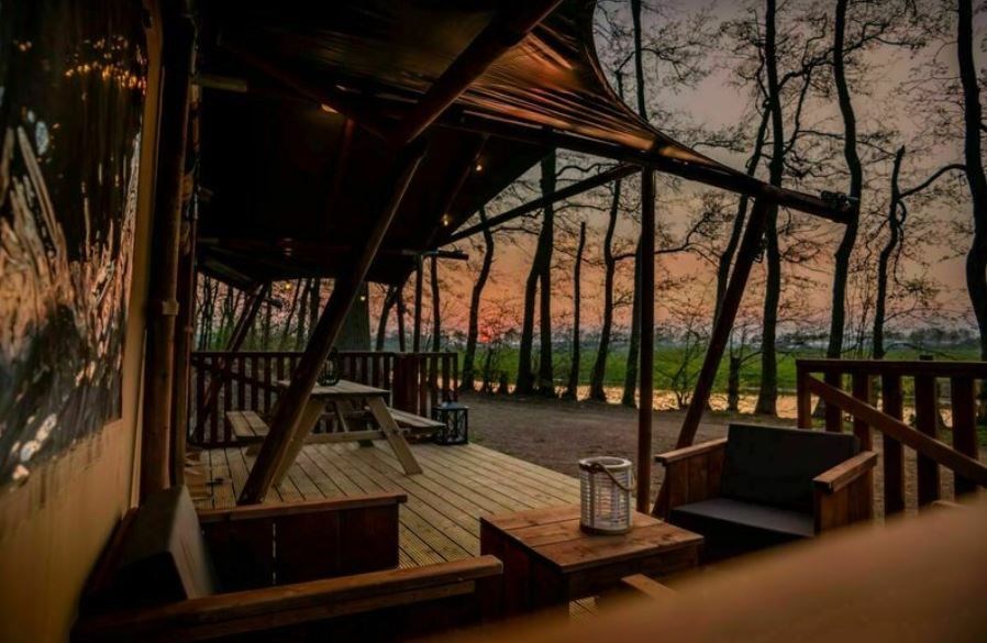 Glampingtent op een kleinschalig natuurrijk park