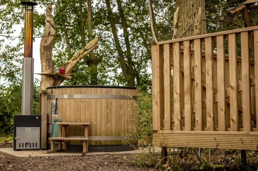 Glampingtent op een kleinschalig natuurrijk park