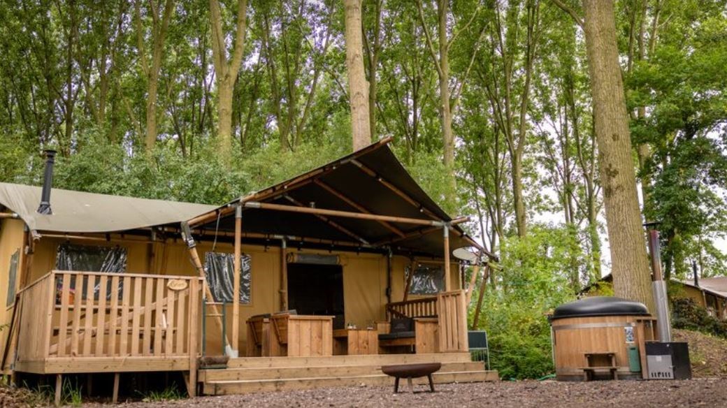 Glampingtent op een kleinschalig natuurrijk park