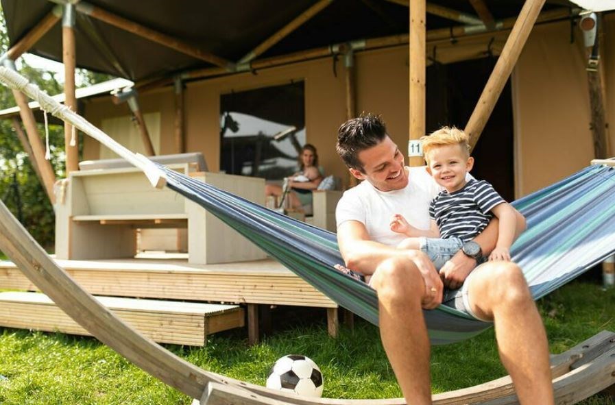 Glampingtent voor 7 personen met speelhoek met glijbaan