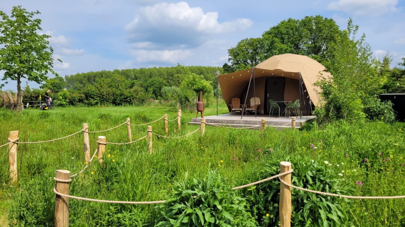 Luxe Dome tent met panoramaraam in de Achterhoek