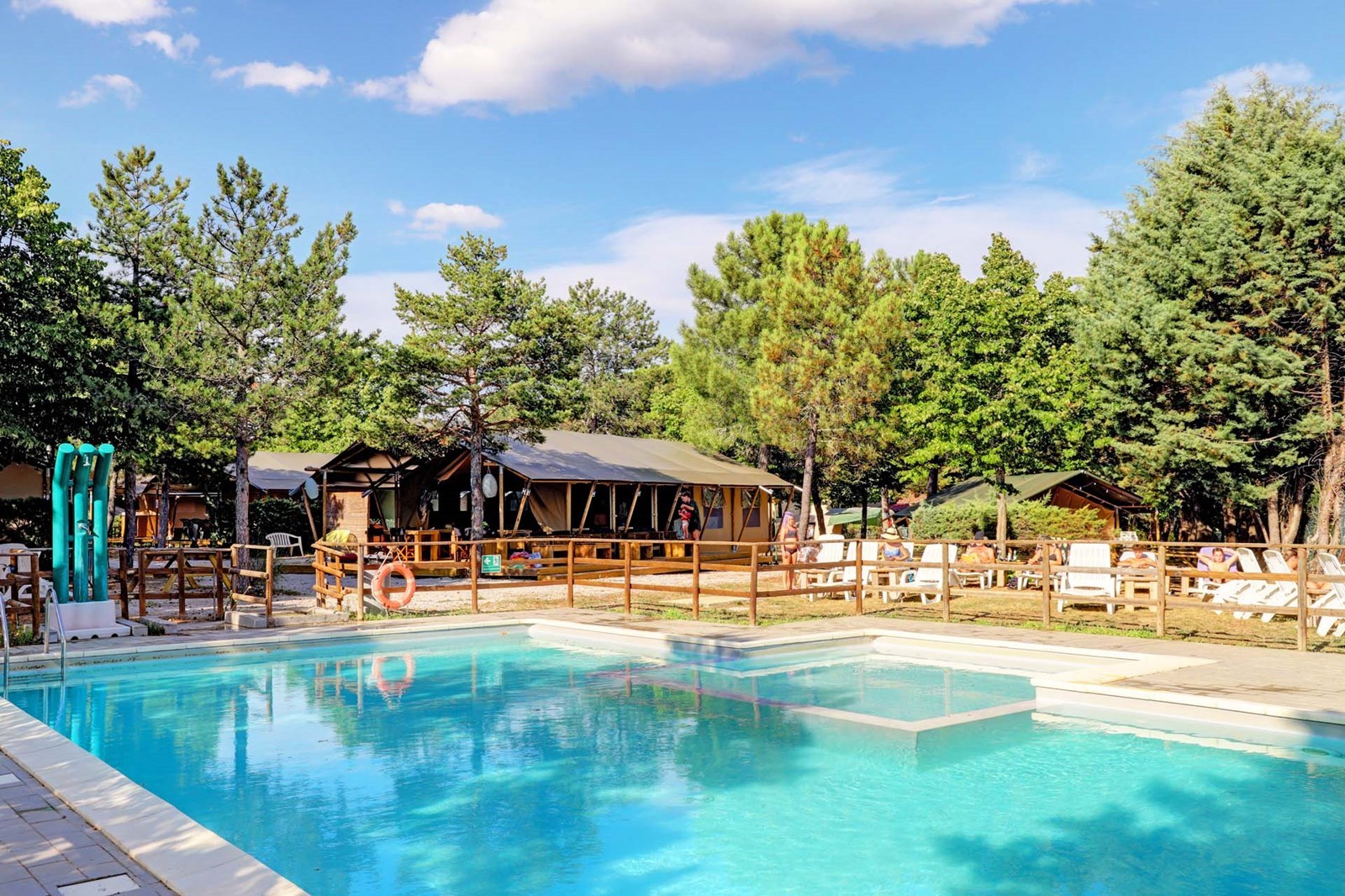 Luxe Safaritent met badkamer voor 6 personen in Umbrië