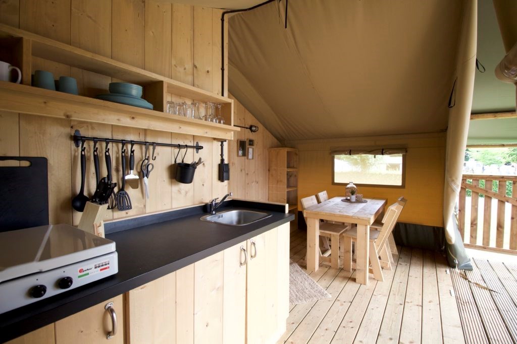 Luxe Safaritent met badkamer voor 4 personen in Umbrië