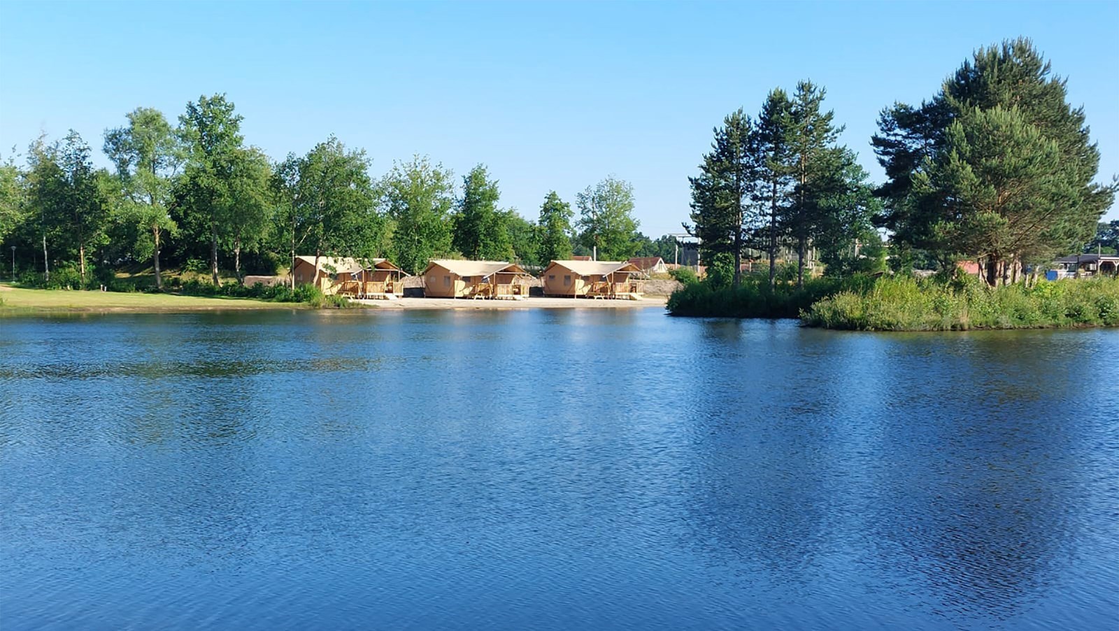 Safaritent op het strand aan de zwemvijver
