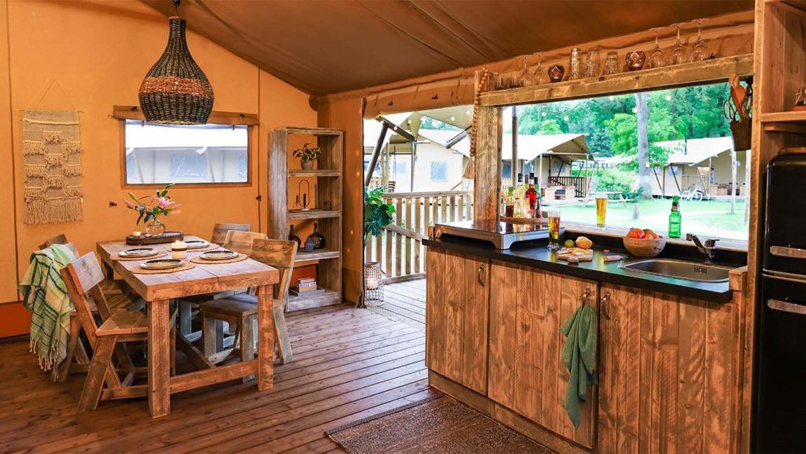 Safaritent op het strand aan de zwemvijver