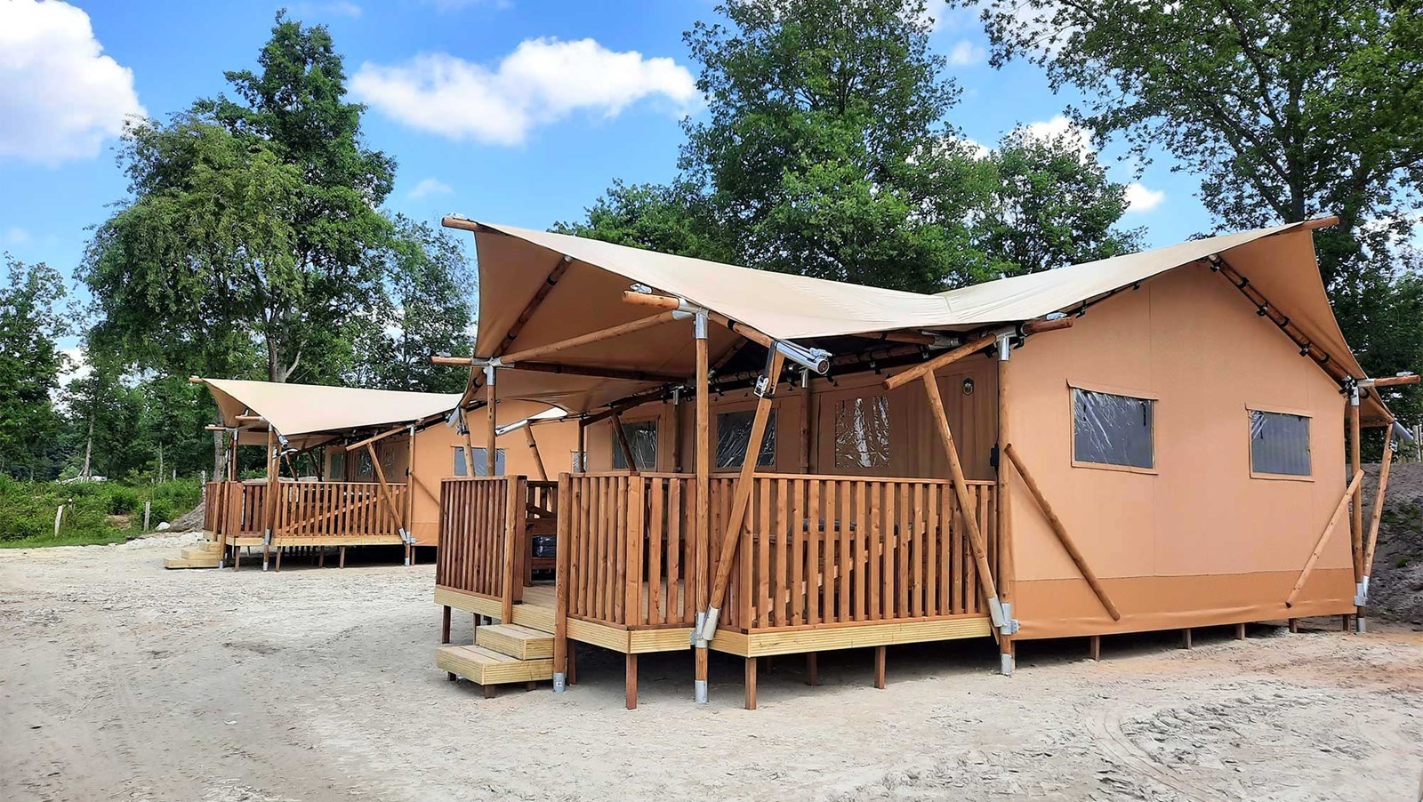 Safaritent op het strand aan de zwemvijver