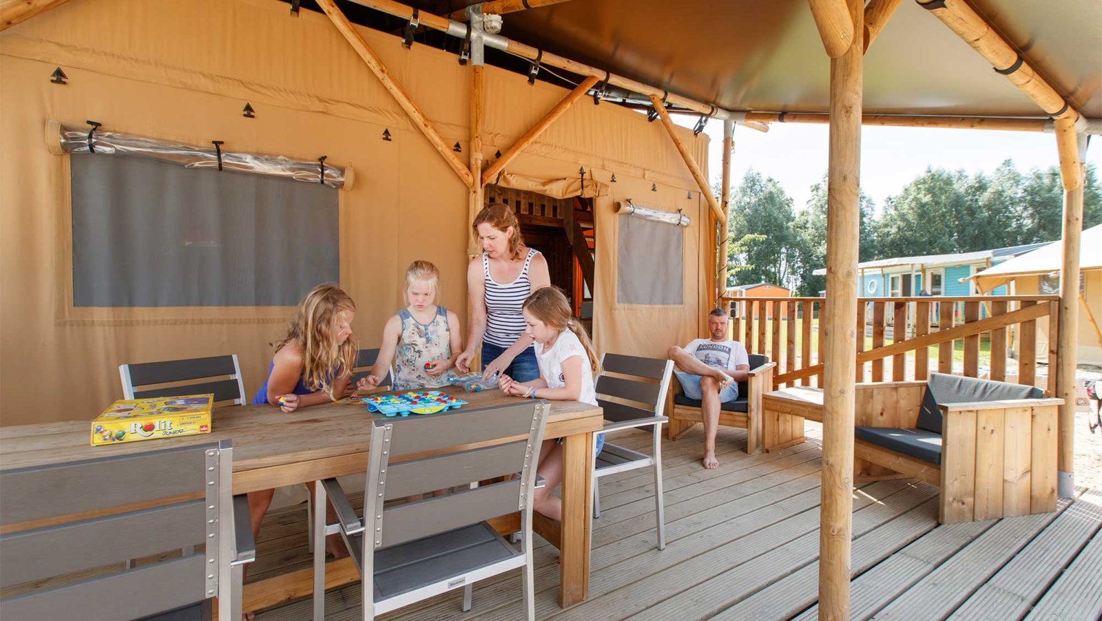 Luxe Safaritent met twee verdiepingen bij het Flevostrand