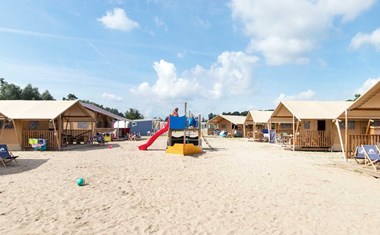 Luxe Safaritent met twee verdiepingen bij het Flevostrand Luxe Safaritent met twee verdiepingen bij het Flevostrand