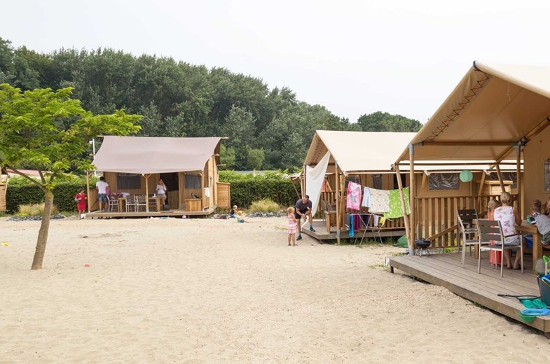 Safaritent in het zand, het lijkt het strand wel Safaritent in het zand, het lijkt het strand wel