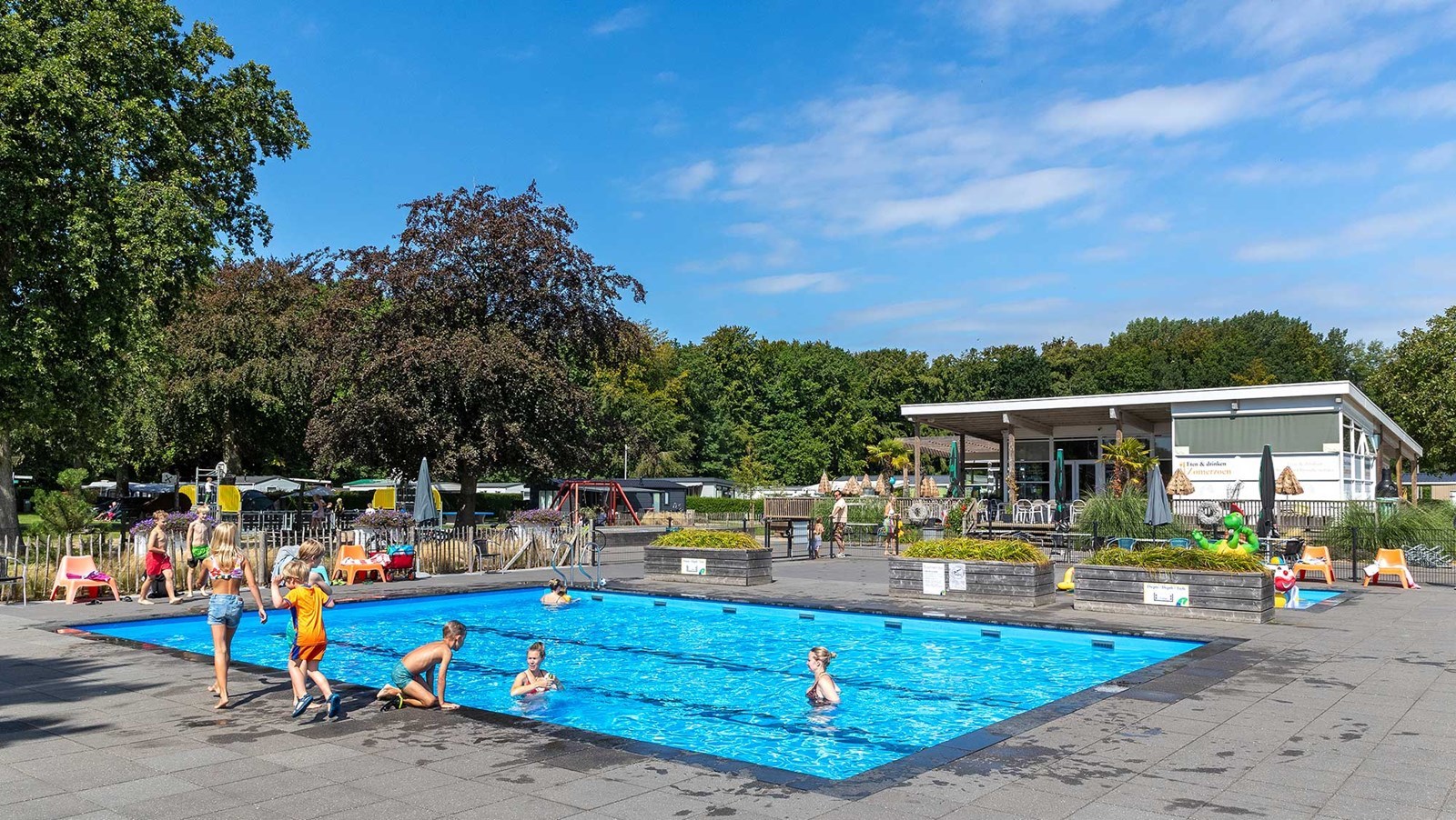 Safaritent in het zand, het lijkt het strand wel