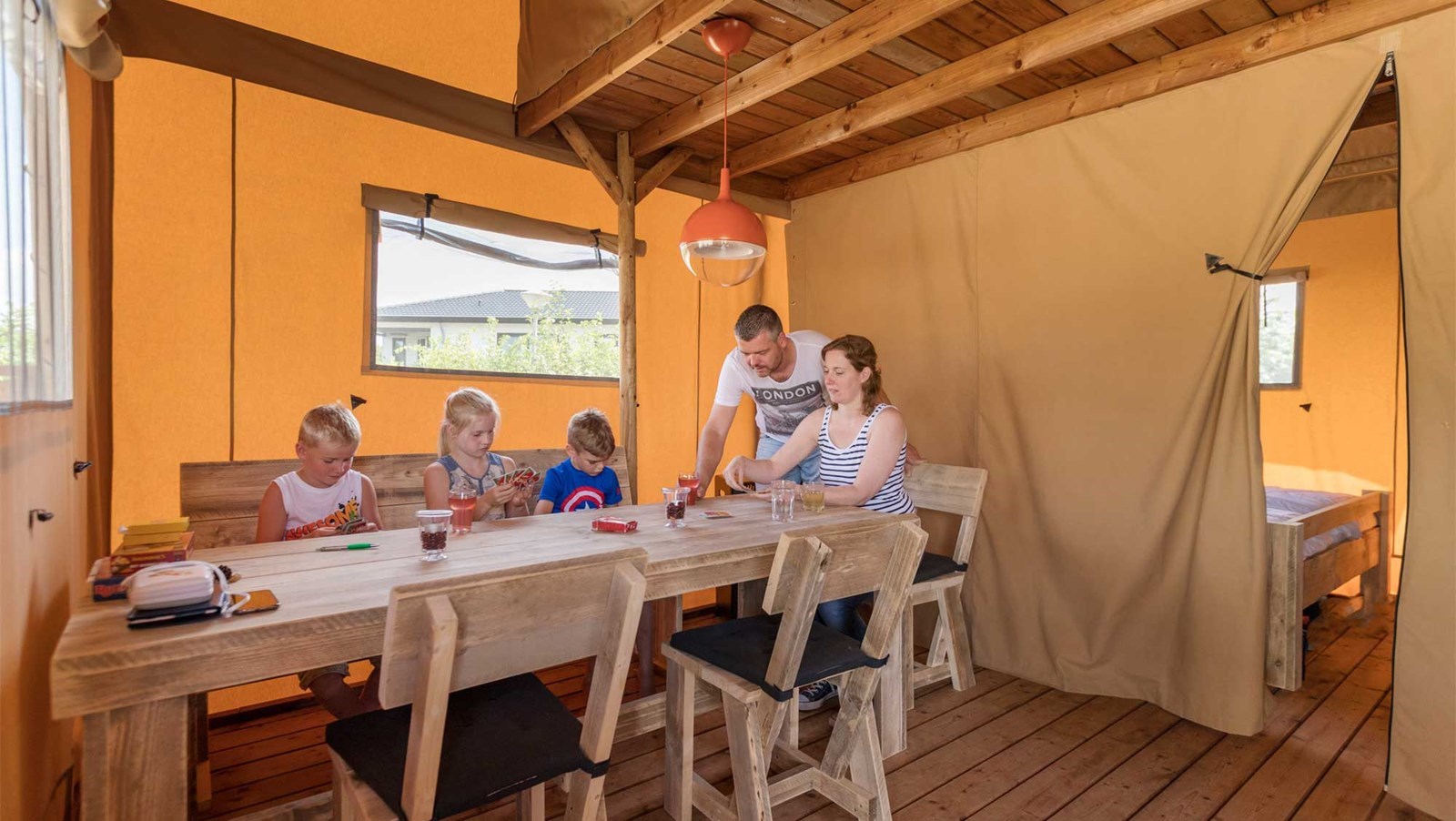 Safaritent in het zand, het lijkt het strand wel