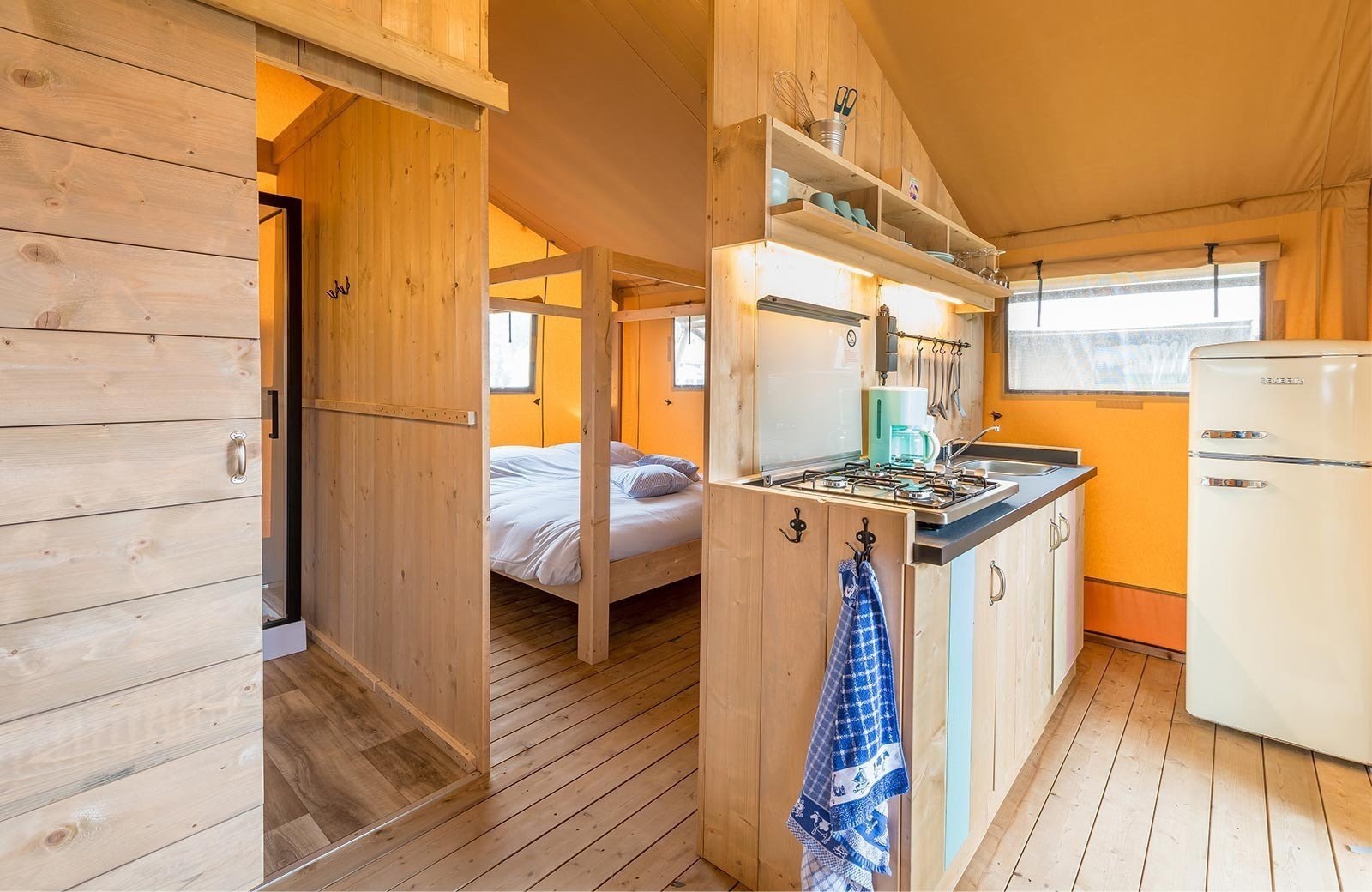 Avonturen glampingtent op een familie resort