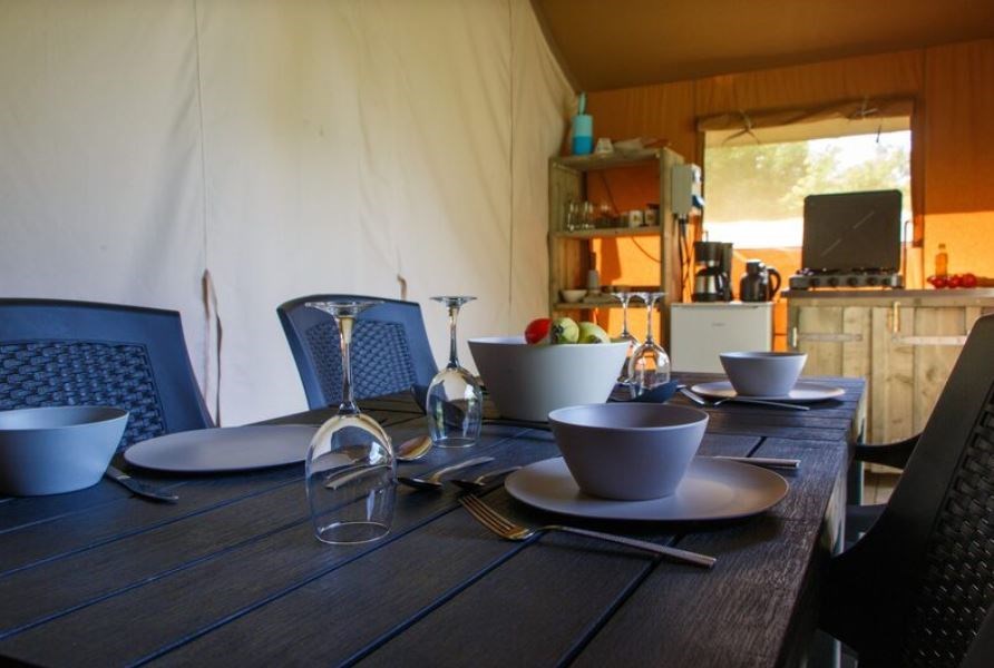 Safaritent met luxe badkamer