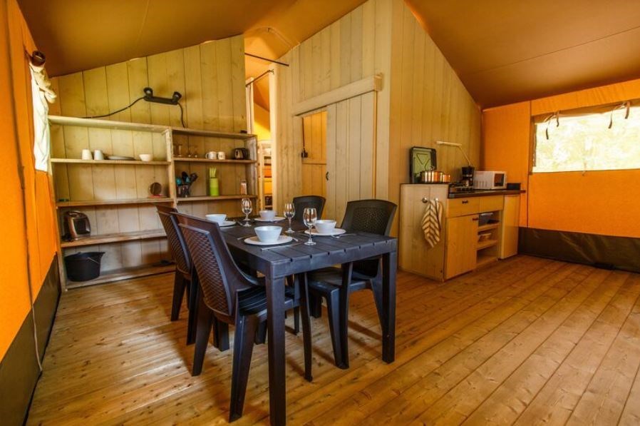 Safaritent met luxe badkamer