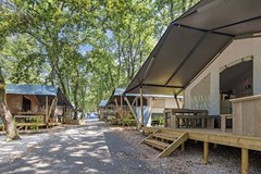 Safaritent voor 6 personen met badkamer Safaritent voor 6 personen met badkamer