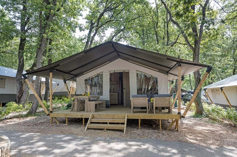 Safaritent voor 6 personen met badkamer Safaritent voor 6 personen met badkamer