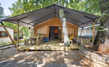 Safaritent voor 4 personen met badkamer Safaritent voor 4 personen met badkamer