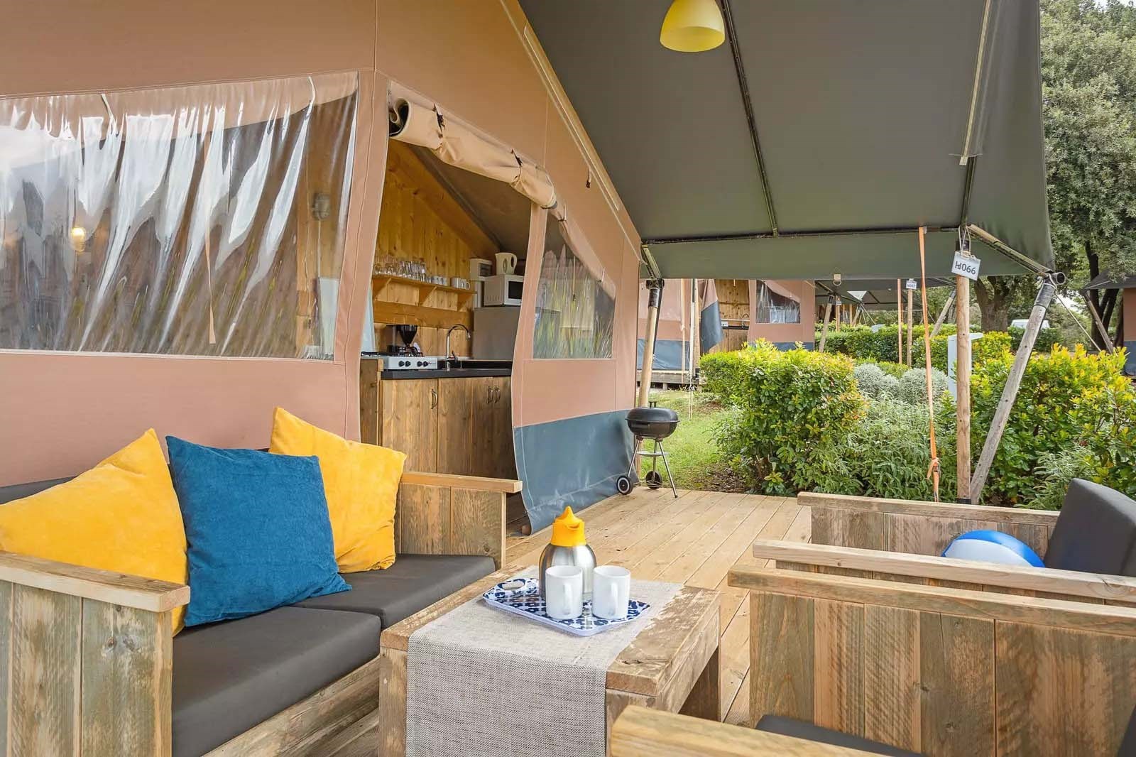 Safaritent met badkamer op een naturisten camping