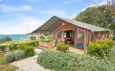 Safaritent met badkamer op een naturisten camping Safaritent met badkamer op een naturisten camping