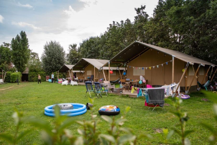 Safaritent voor 6 personen met toilet en wastafel