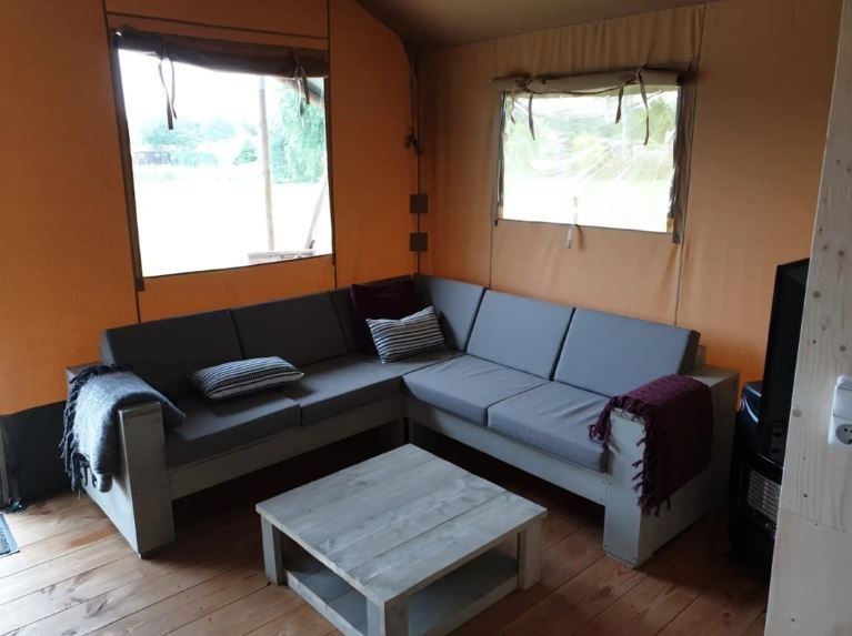 Safaritent voor 6 personen met toilet en wastafel