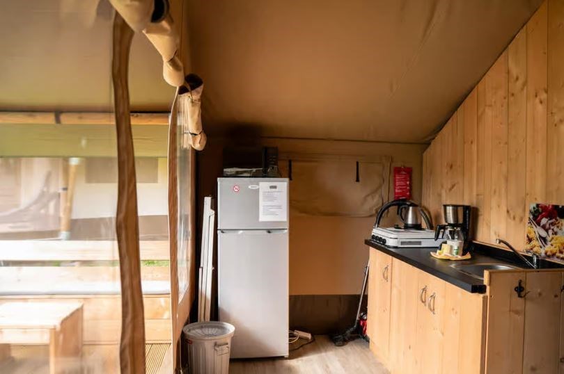 Safaritent met sanitair in de Belgische Ardennen