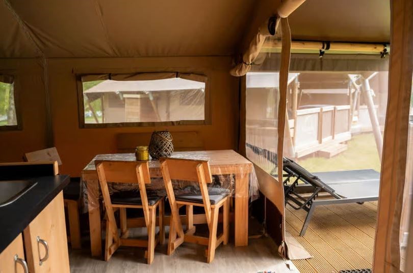 Safaritent met sanitair in de Belgische Ardennen