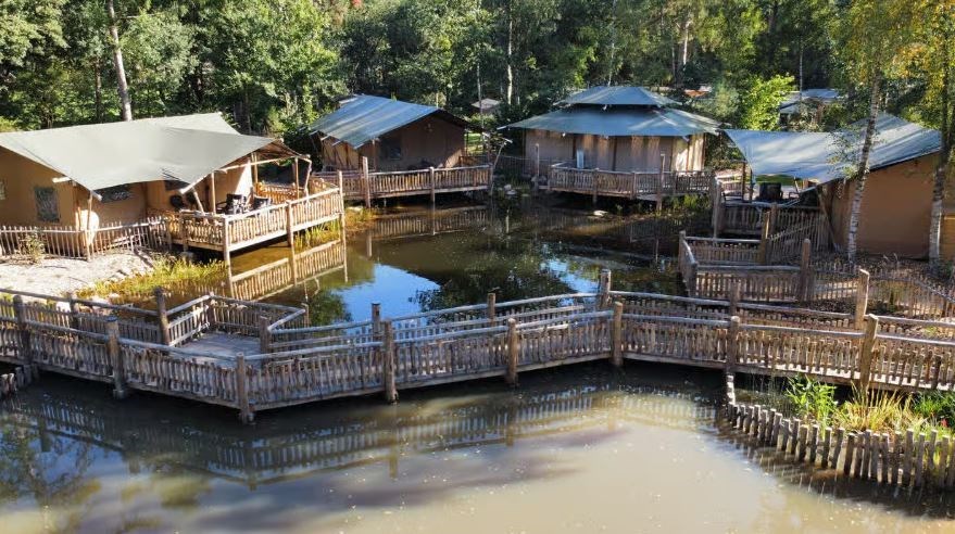 Safaritent voor 2 personen met sanitair op een camping met unieke speel- en zwemvijver