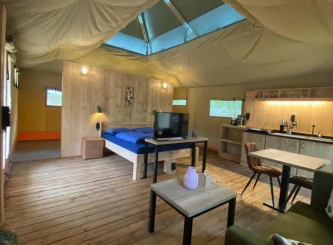 Safaritent voor 2 personen met sanitair op een camping met unieke speel- en zwemvijver