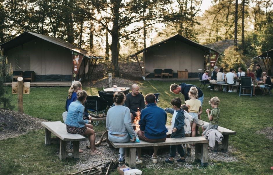 Safaritent voor 2 personen met sanitair op een camping met unieke speel- en zwemvijver