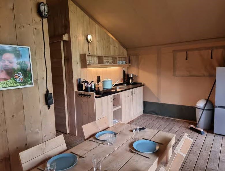 Safaritent voor 6 personen met sanitair op een camping met unieke speel- en zwemvijver