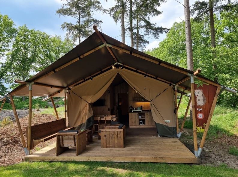 Safaritent voor 6 personen met sanitair op een camping met unieke speel- en zwemvijver