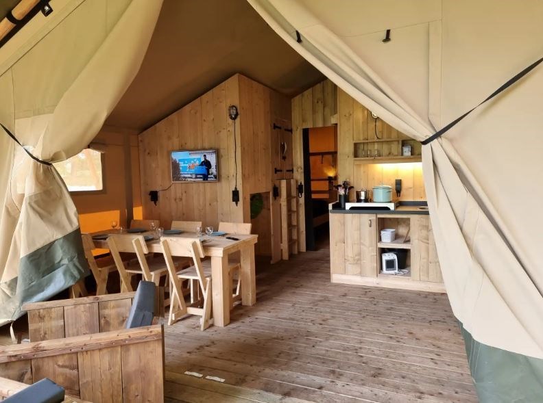 Safaritent voor 6 personen met sanitair op een camping met unieke speel- en zwemvijver
