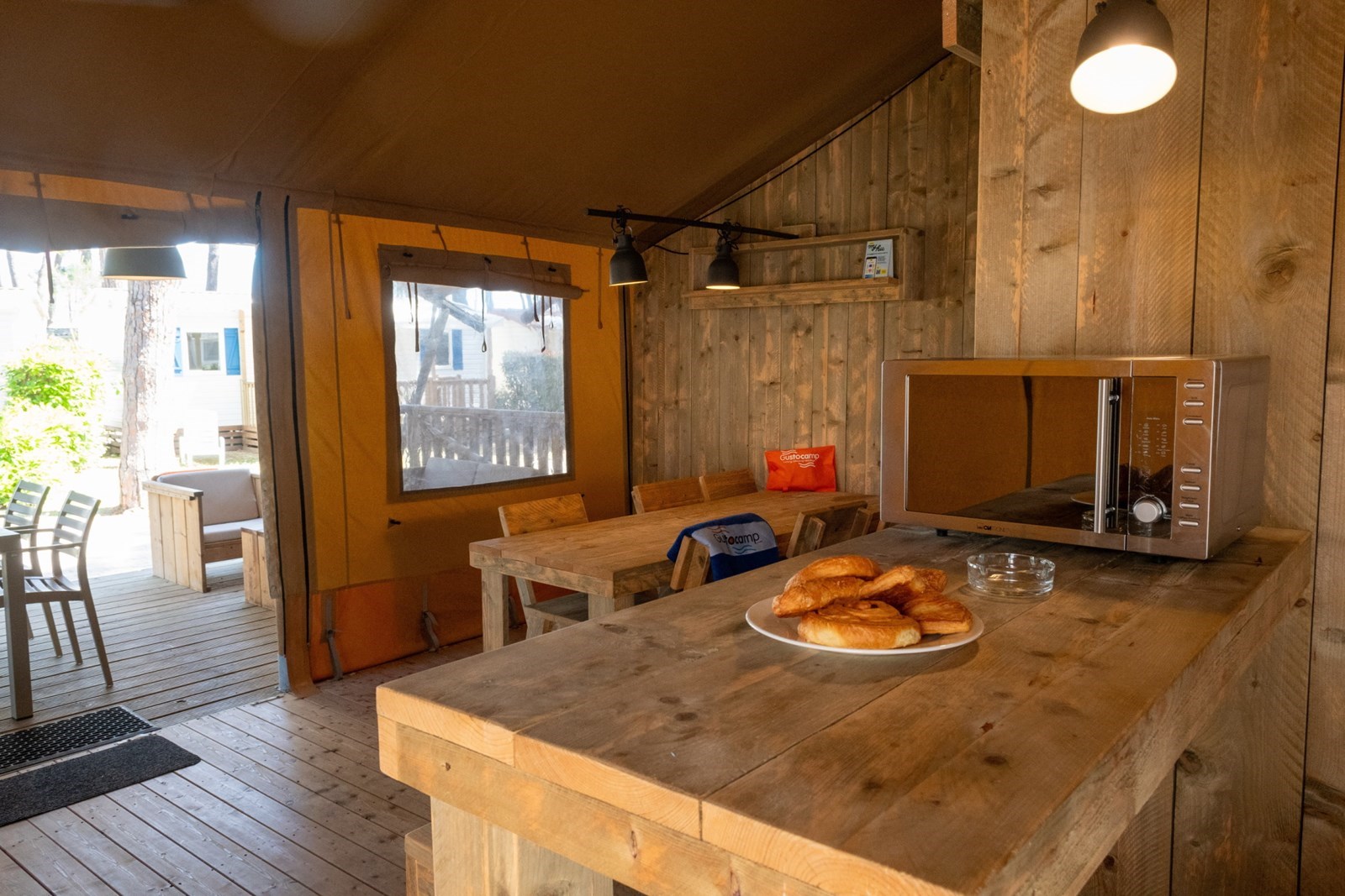 Glampingtent met sanitair en airco