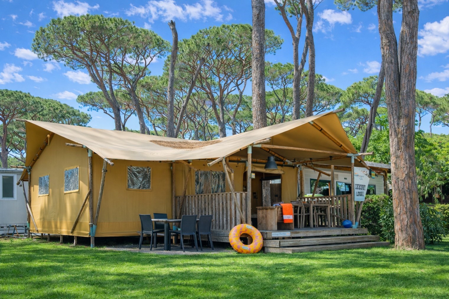 Glampingtent met sanitair en airco