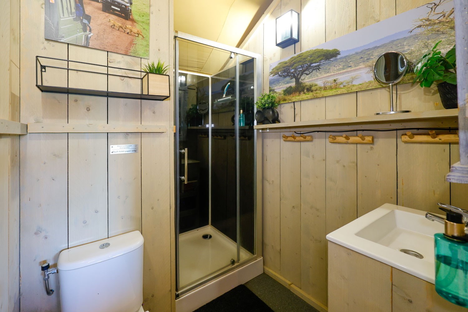Sfeervolle Safarilodge met airco en badkamer