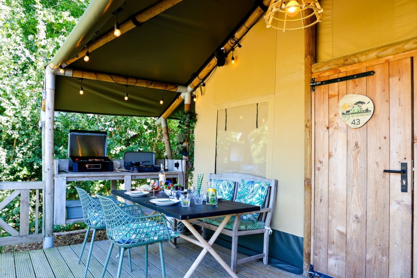 Sfeervolle Safarilodge met airco en badkamer