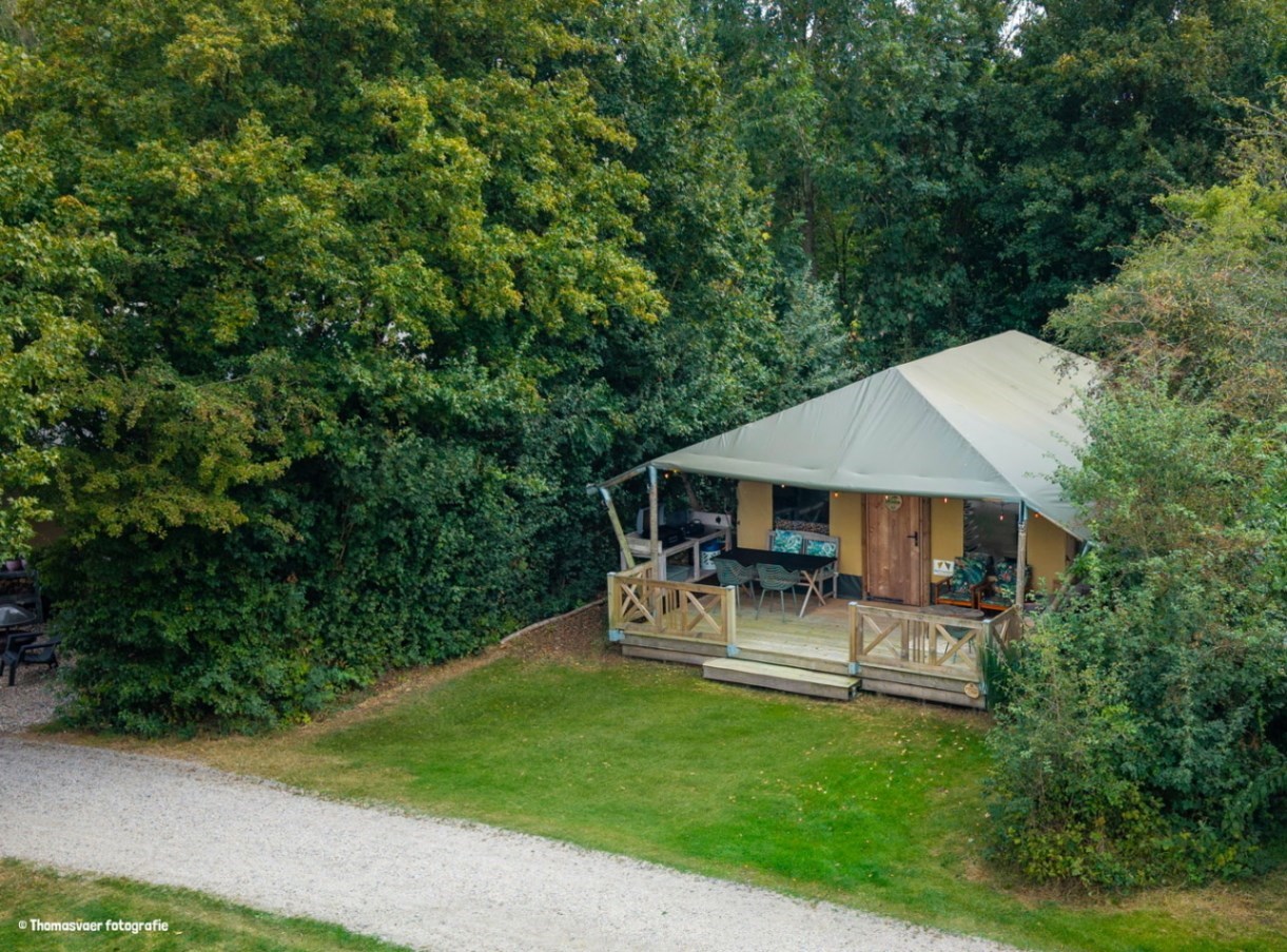 Sfeervolle Safarilodge met airco en badkamer
