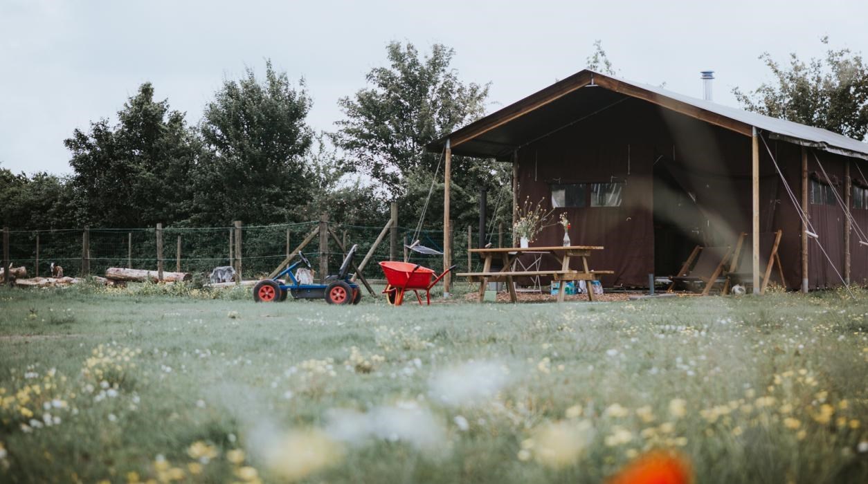 Safaritent op een boerderij
